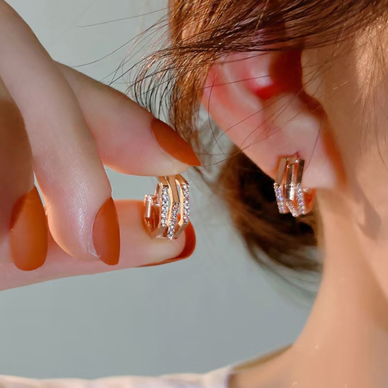 Venta caliente transfronteriza Pendientes de circón con microincrustaciones Pendientes de sentido avanzado Pendientes de temperamento simple para mujer Pendientes de lujo ligero al por mayor