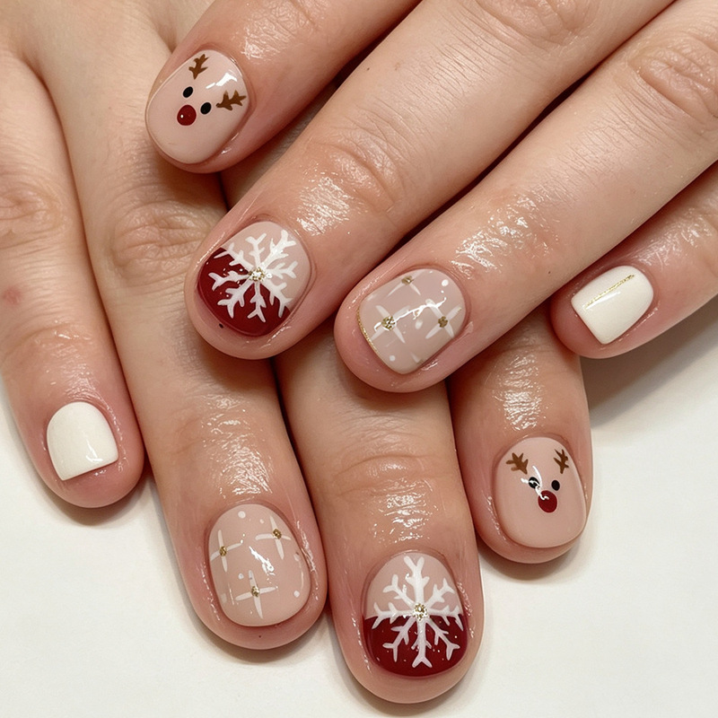 Christmas Fake Nail Set, Short, Glossy, Simple and Versatile, 24-Piece Reindeer Nail Art, European and American Nail Stickers