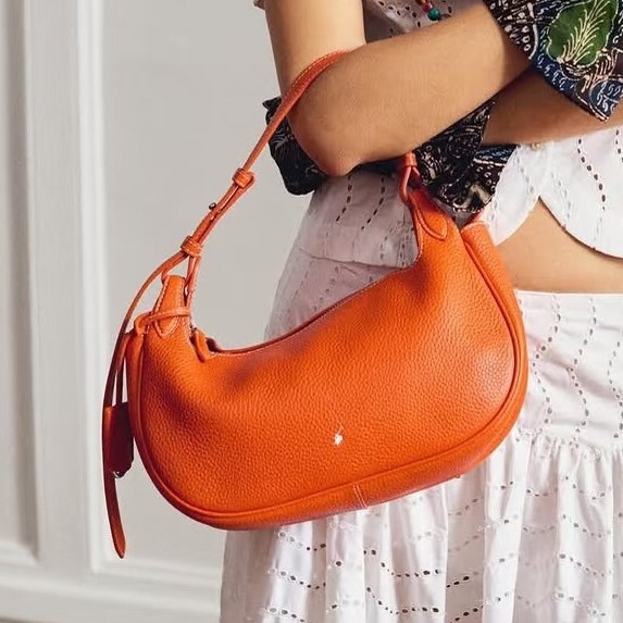 High-End Version of the Luxury Underarm Half-Moon Bag from Ralph Lauren, Genuine Leather Fashion Shoulder and Handbag, 26Ss Model, Same Style as Worn by Ye Tong High-End Version of the Luxury Underarm Half-Moon Bag from Ralph Lauren, Genuine Leather Fashion Shoulder and Handbag, 26Ss Model, Same Style as Worn by Ye Tong
