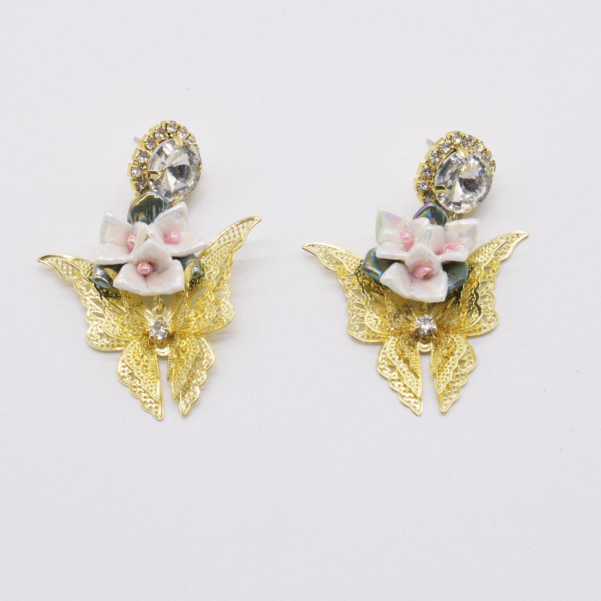 Boucles D&#39;oreilles Rétro En Métal Avec Papillon Creux Et Fleur De Diamant display picture 3