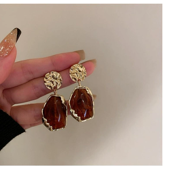 Main picture model-caramel color