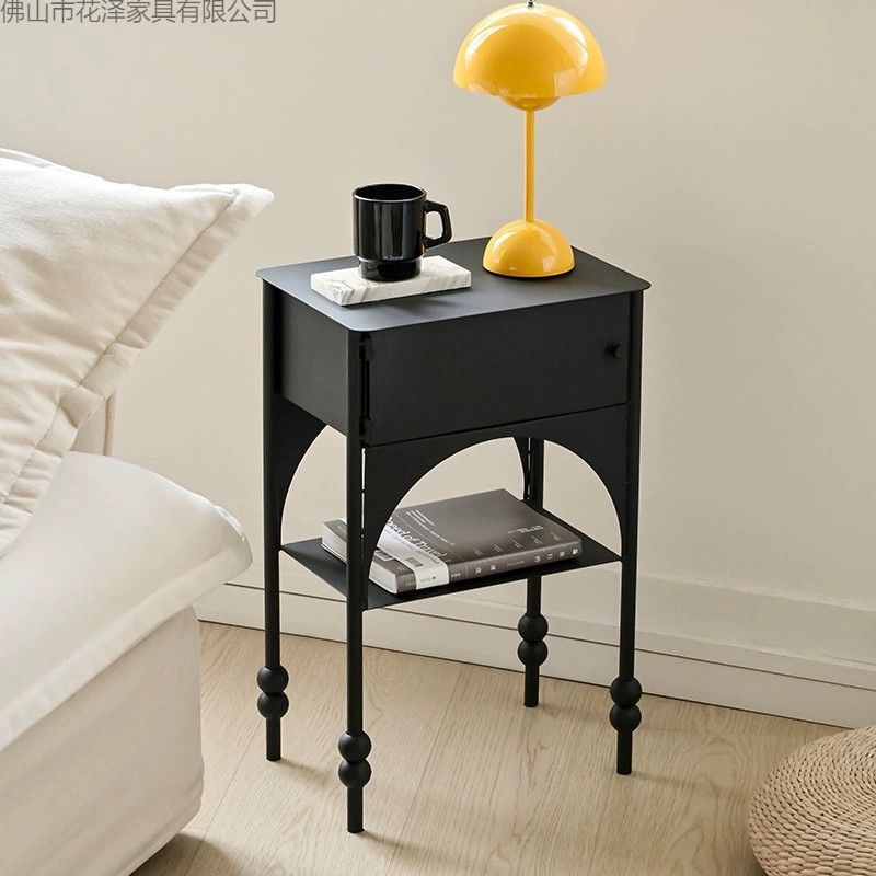 Fashion Nordic Sofa Side Table Black Narrow Side Cabinet Small Apartment Bedroom Bedside Table Retro Personality Design Coffee Table