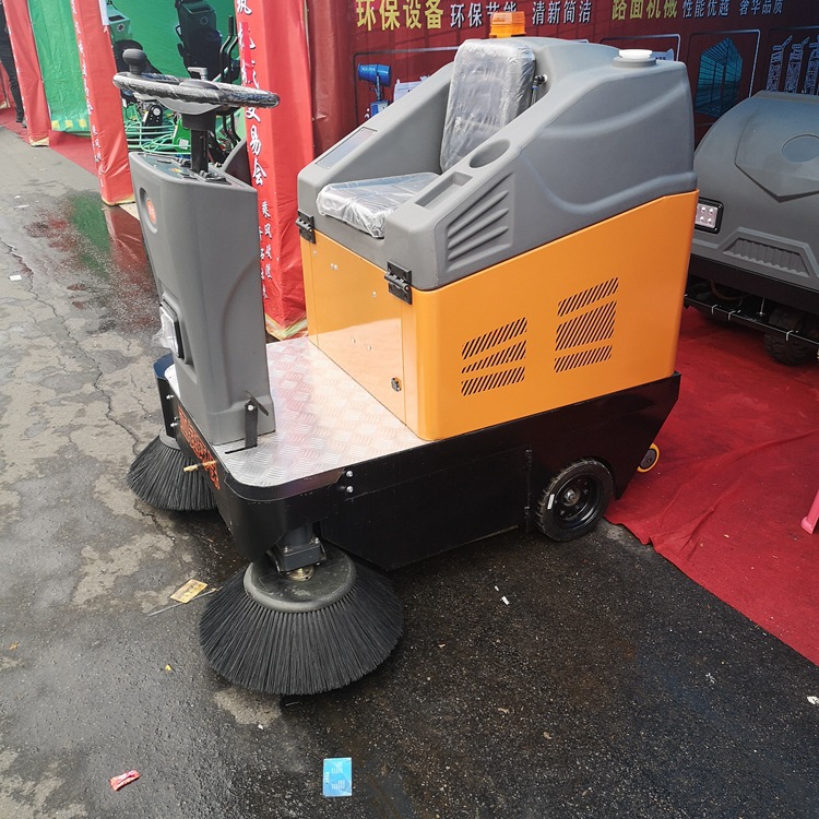 电动座驾式车库清扫除尘器 厂区清扫机吸尘设备 小型驾驶式扫地机