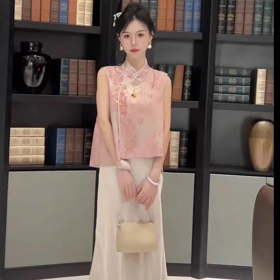 A beautiful new Chinese-style outfit: a 2026 summer collection featuring a jacquard short-sleeved vest and a versatile midi skirt