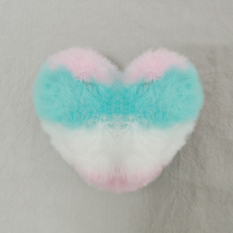 メーカーの現物のぬいぐるみのハート型のキーホルダーの部品8*9cmの毛玉