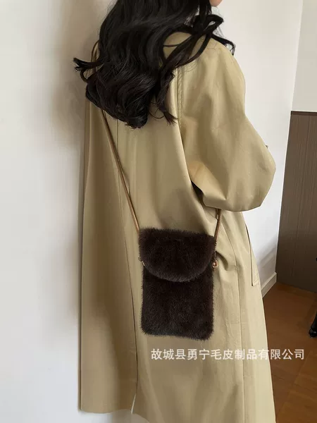 2026 new winter faux fur crossbody bag, women's retro mink fur small square bag, versatile phone bag, and coin purse