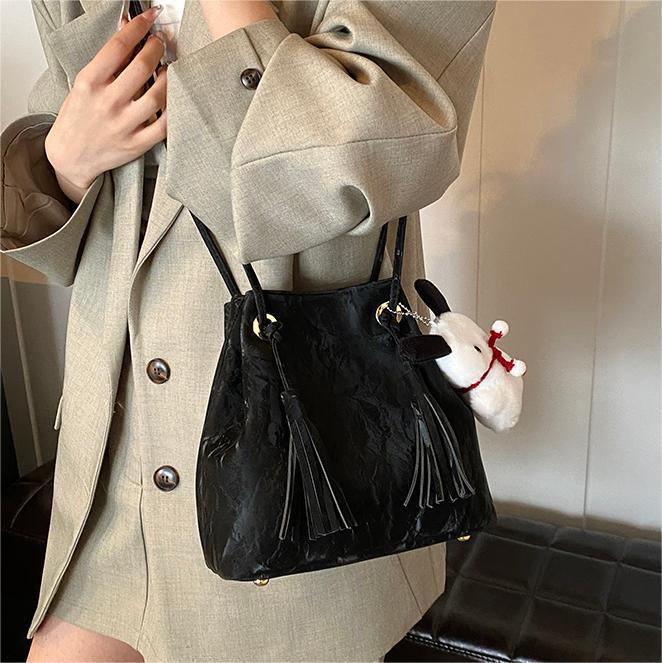 Diseño de nicho de bolsos de tendencia universal mujeres 2024 primavera y verano nuevo simple bolso de hombro de alta calidad bolso de cubo casual