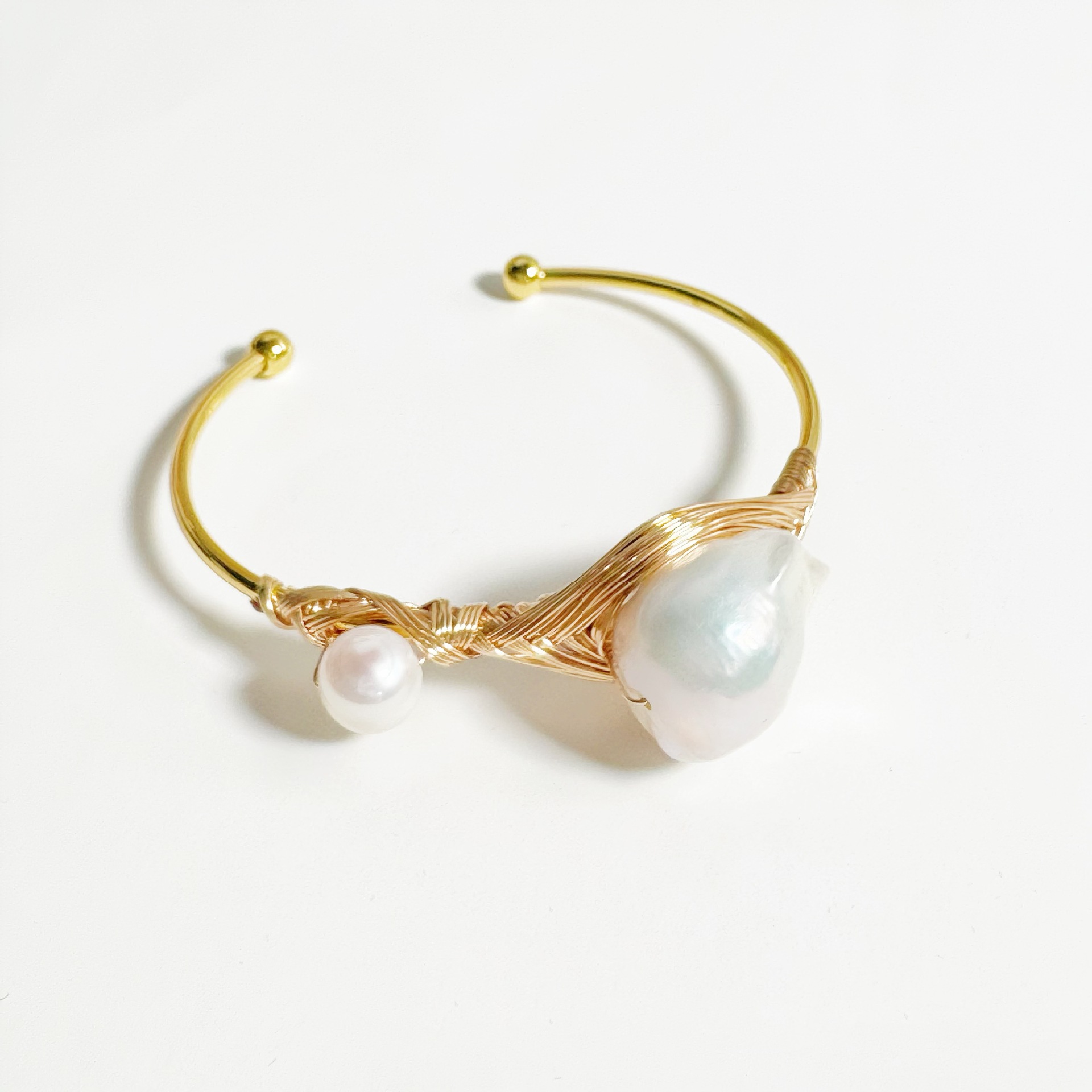 天然淡水真珠ブレスレット3つの真珠の巻線の手作りの象眼ブレスレットメーカーは直接に承認できます。