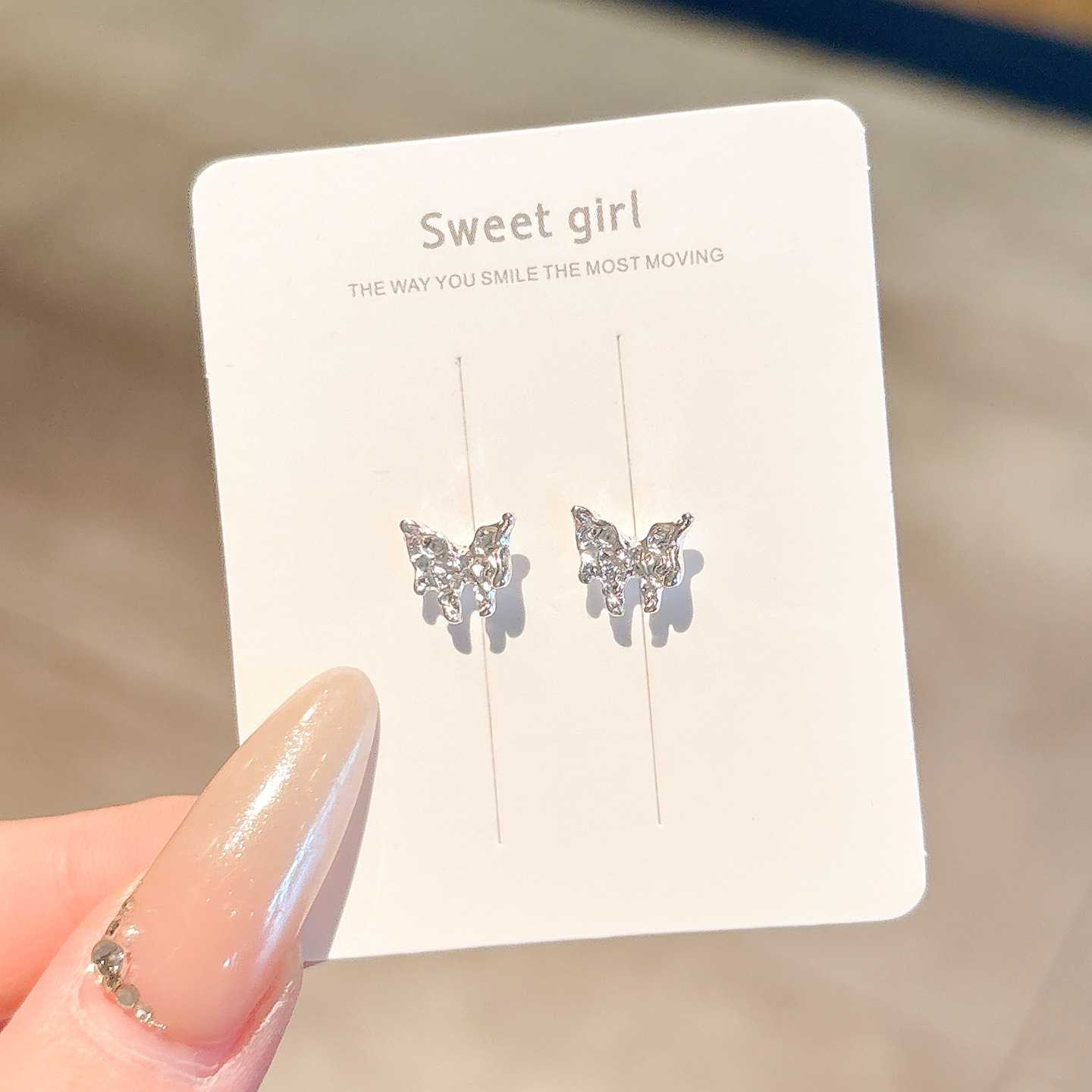 Pendientes de aro lisos para mujer, lujo ligero, pendientes de alta gama, pendientes populares, aretes de diseño exclusivo, aretes de otoño e invierno al por mayor