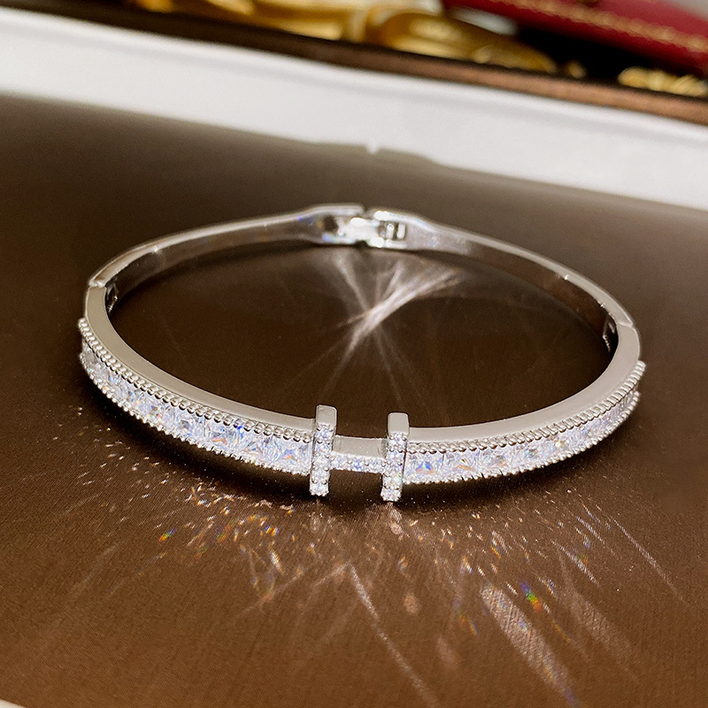 37 pulsera abrochada con la letra zircon H