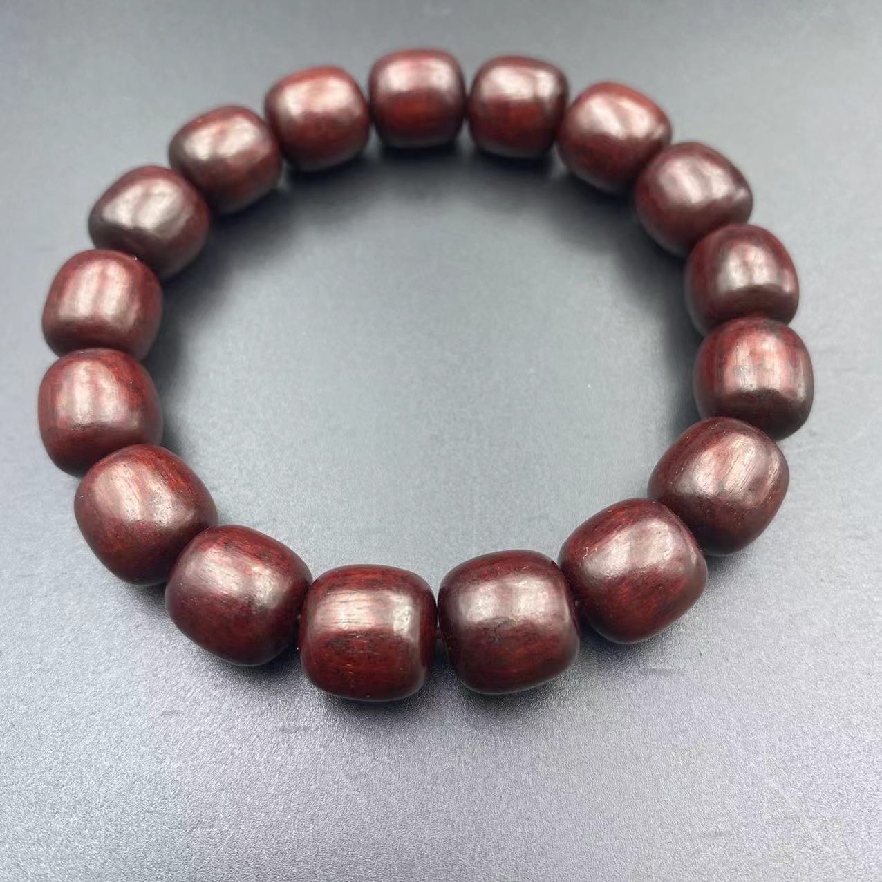 Fabricantes de brazaletes de sándalo rojo de hoja pequeña venden al por mayor regalos promocionales de pulseras antiguas para hombres y mujeres, productos de bienestar en vivo