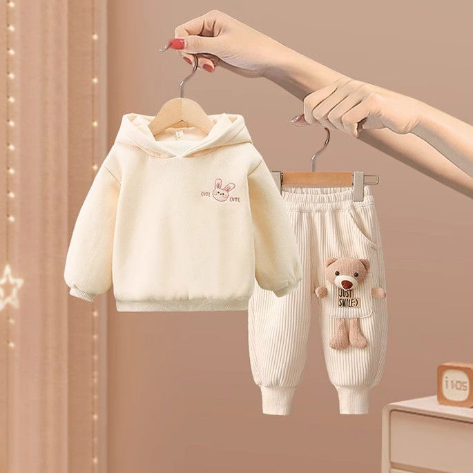 Stylish and fashionable two-piece winter outfit for baby girls, thickened and fleece-lined.