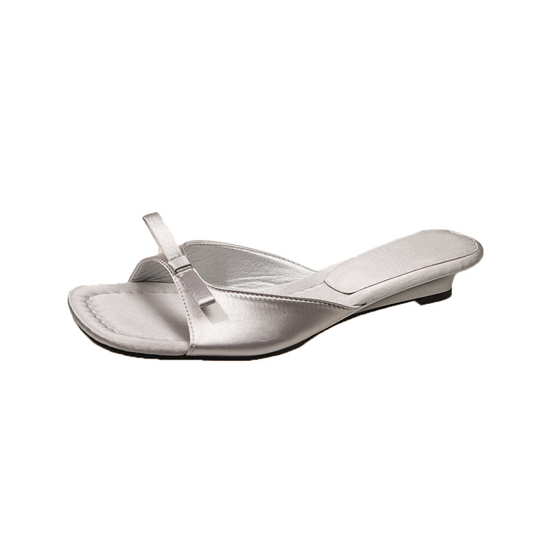 Gran tamaño 2025 verano nuevo estilo tacón bajo ropa exterior bowknot moda de alto valor sandalias y zapatillas de estilo occidental de alta gama mujeres