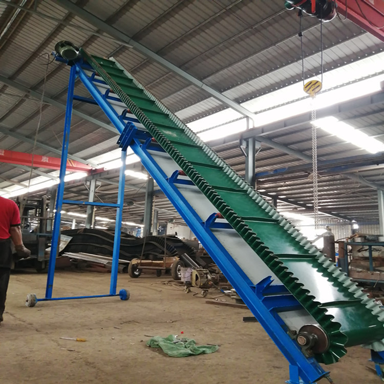 爬坡裙邊帶輸送機(jī).jpg