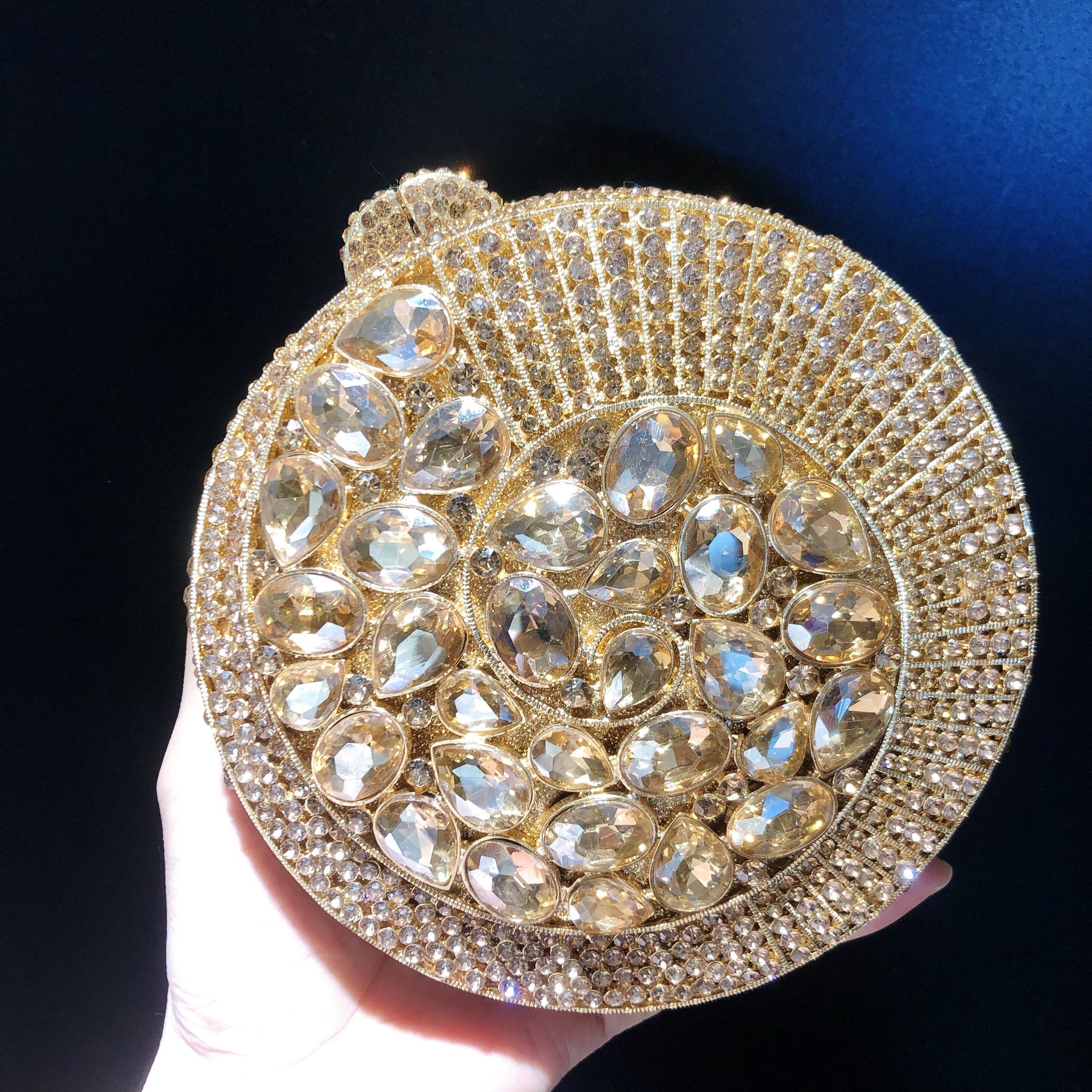 Túi clutch dạ tiệc đính pha lê kim cương kim loại rỗng phong cách Âu Mỹ — Ốc vàng, Kim cương trắng trên nền vàng (tùy chỉnh), Vàng xanh lá cây xanh lam (tùy chỉnh), Màu Sâm Panh (tùy chỉnh) chi tiết 7