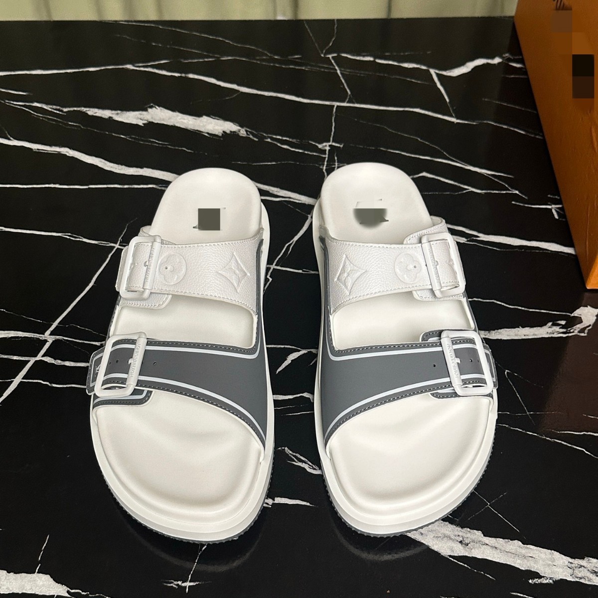 Zapatillas de moda para hombres con suela suave cómodas para usar zapatos de playa de cuero originales caja original de lujo marca de moda de doble cinturón de moda casual