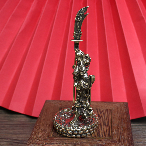 Brass standing knife, Guan Gong ornaments, handicrafts, living room shop, copper weapon, God of Wealth, Guan Gong statue, enshrined statue of Tang Teng bronzeware