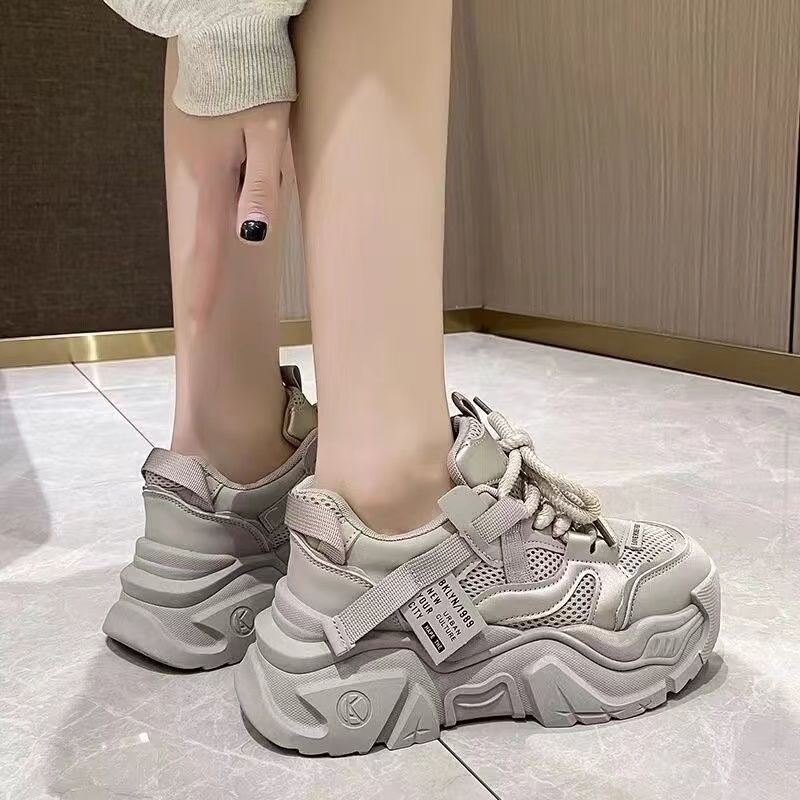 Zapatos respirables de red para mujeres 2024 verano nuevo ultra caliente mostrando pies pequeños zapatos deportivos casuales de suela gruesa