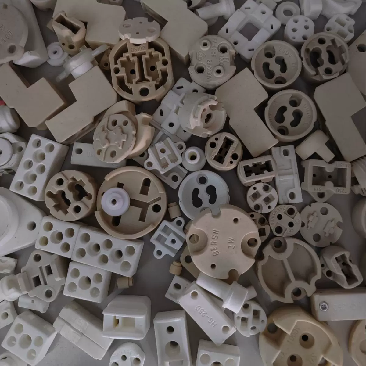 生产灯饰陶瓷配件，灯饰五金配件，灯饰塑料配件、陶瓷灯头灯座