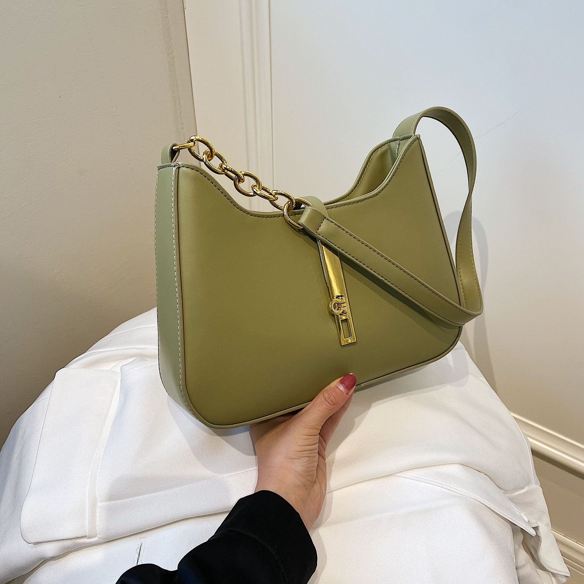 This year's trendy niche design small handbags for women, 2024 new styles, versatile crossbody bags, fashionable shoulder bags, and underarm bags