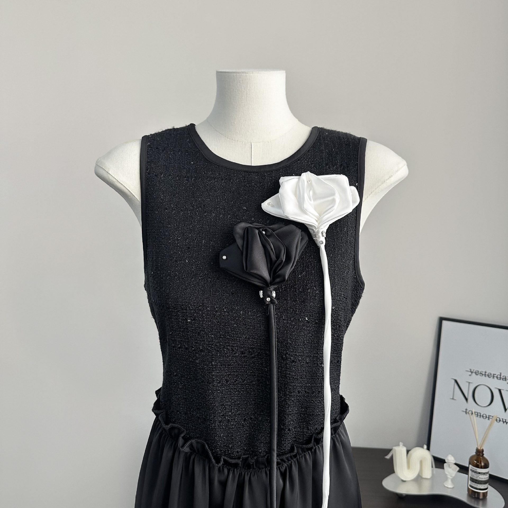 Satín negro y blanco dos colores accesorios de flores tridimensionales flores de ropa DIY más pin vestido accesorios de joyas flores decorativas