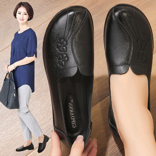 Mom's Shoes for Spring and Autumn, Comfortable and Non-Tiring, Slip-Resistant Soft-Soled Shoes for Middle-Aged and Elderly Women, Slip-On Style, 2025 New Leather Shoes