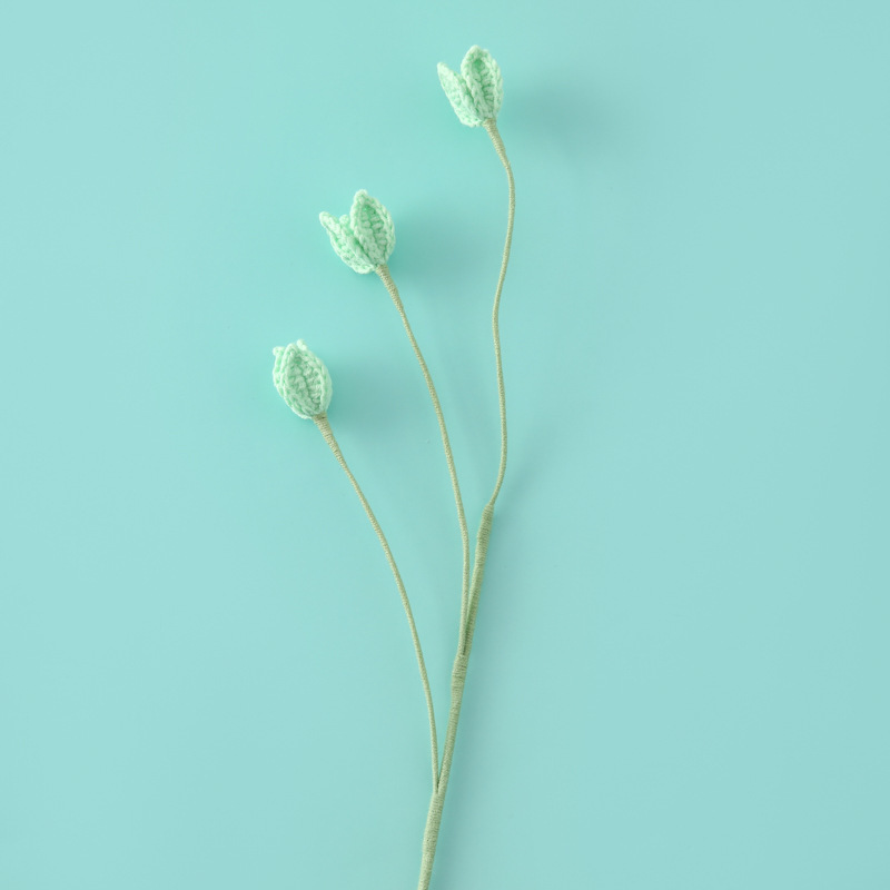手作りのかぎ針編みのかわいい4つの小さな開花した完成品の小さな妖精の花の枝は、先生、恋人、親友に贈られ、幸福を意味します。|undefined