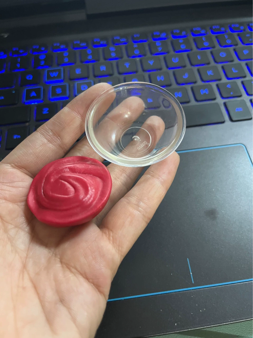 Американские девушки едят и играют в домашние игрушки Еда