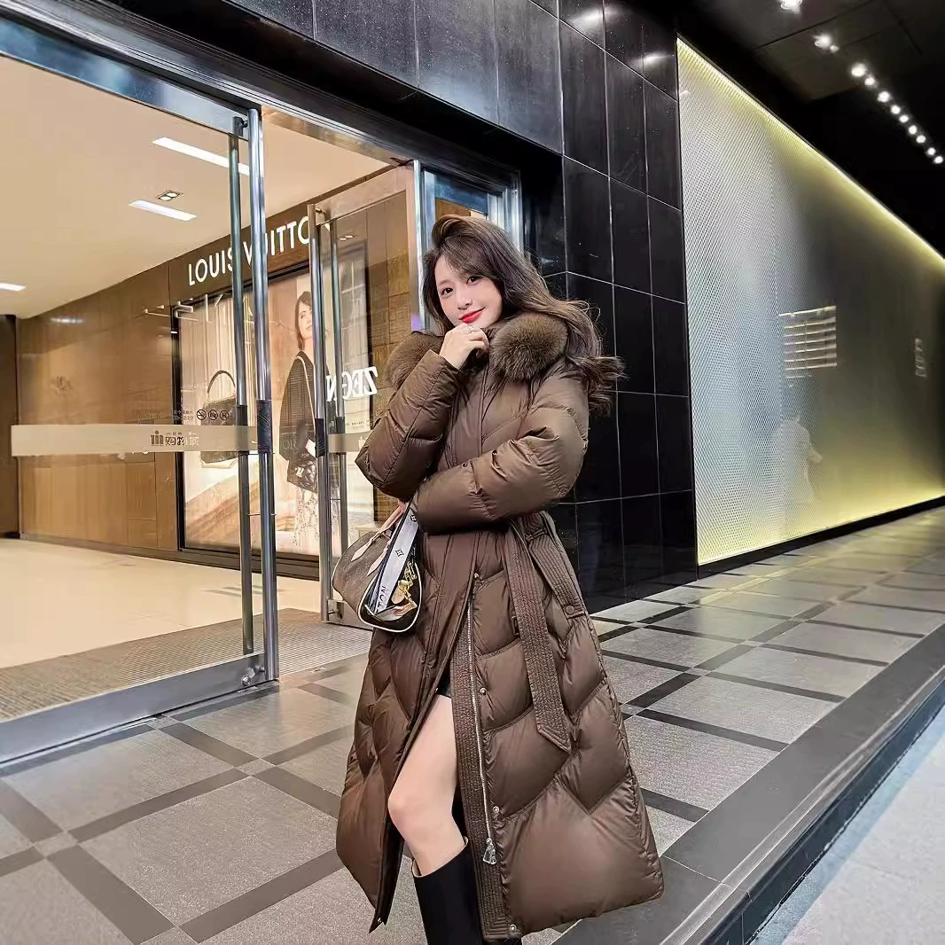 Женский пуховик средней длины с большим меховым воротником, новая высококачественная модель зимы 2025 года, с завышенной талией, длиной до колена, утягивающий, утепленный, из плотного белого гусиного пуха.