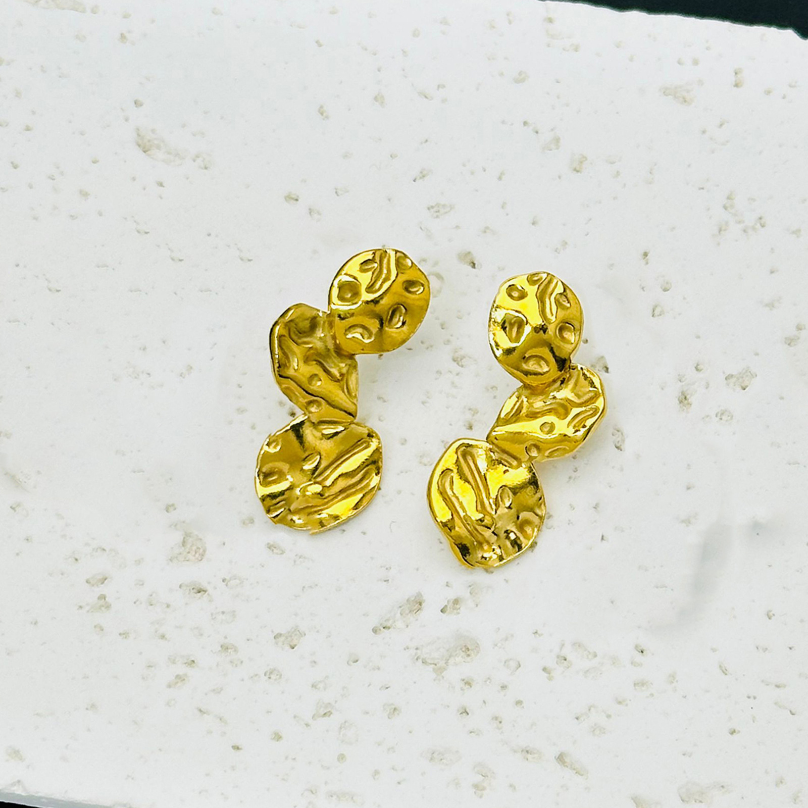 Pendientes de acero inoxidable a rayas cuadradas de tendencia de alta gama transfronteriza europea y americana Pendientes de 18K de lujo ligero para mujer al por mayor