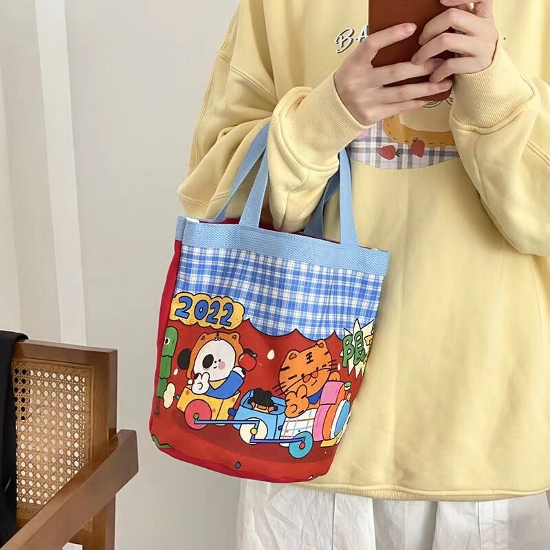 サラリーマン携帯マミーキャンバスショッピング学生かわいいバケツ型の手は弁当箱と手提げ袋を持っています。|undefined