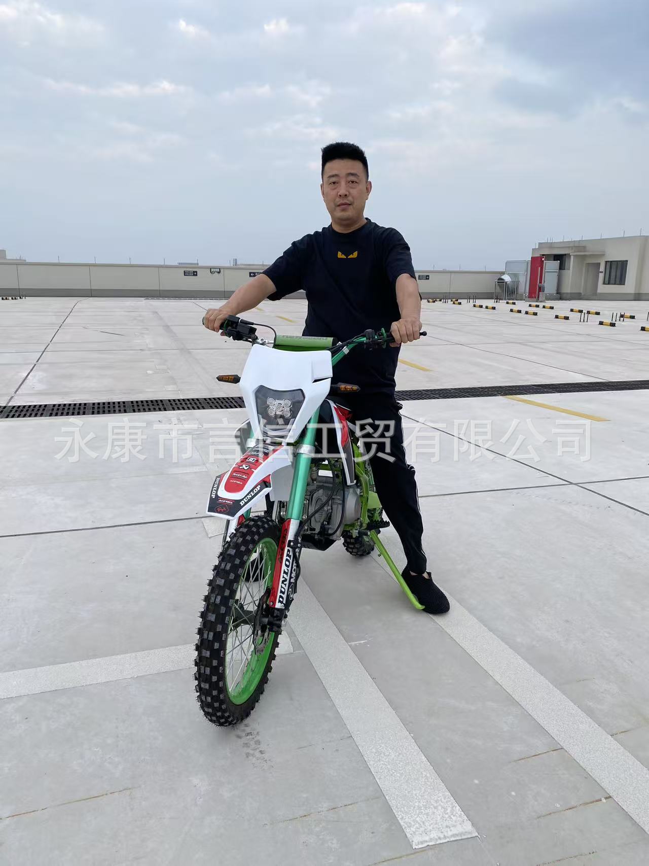 New HSWN125CC gasoline-powered off-road motorcycle, a two-wheeled, four-stroke, off-road vehicle suitable for teenagers and for use on mountain trails