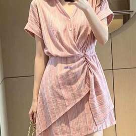 法式条纹短袖连衣裙女装2026夏新款设计感褶皱不规则收腰显瘦裙子
