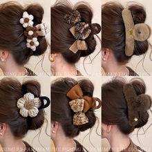 秋冬蝴蝶结毛绒抓夹女高级感2025新款后脑勺大号鲨鱼夹发量多发夹