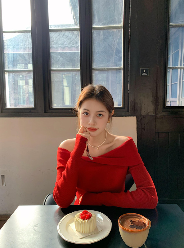 Gentle and Elegant One-Shoulder Knit Sweater for Women, Spring Season, Long-Sleeved, High-End, Soft and Chic, Off-Shoulder Sweater, Red