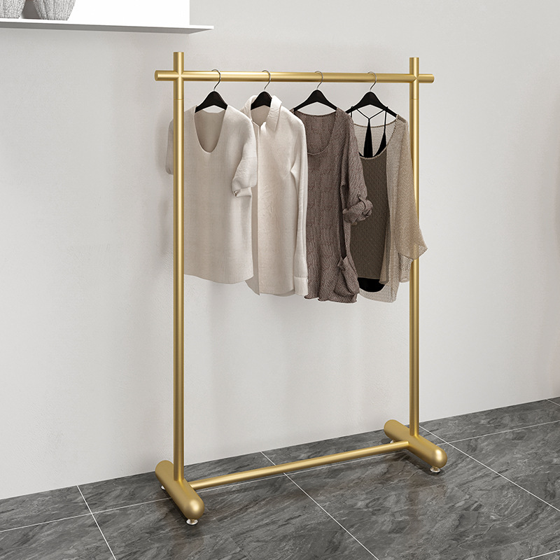 옷가게 디스플레이 랙, 바닥에 붙은 황금색 철제 옷걸이, 여성복 매장 아일랜드 랙, 소품 디스플레이 랙