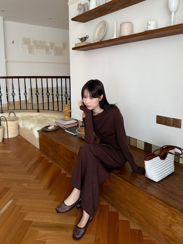 DIGM | 2025秋冬极简慵懒纯欲露肩褶皱收腰针织衫长袖T恤女A19585|undefined