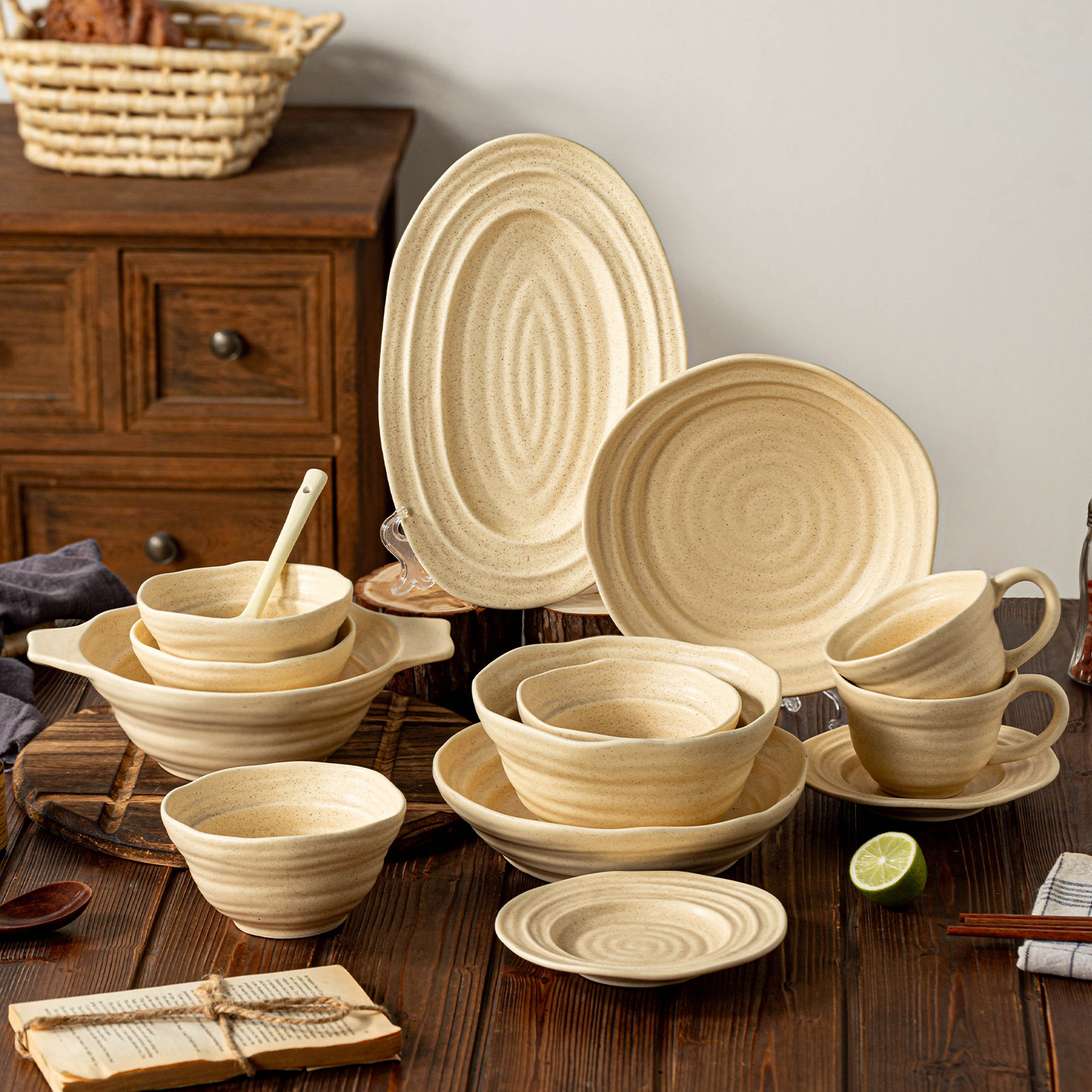 Conjunto de cubiertos de cerámica retrógrada, platos de sombrero de paja silenciosos, platos de postres, platos de ensalada, platos de cubiertos de rosca de forma especial, platos profundos