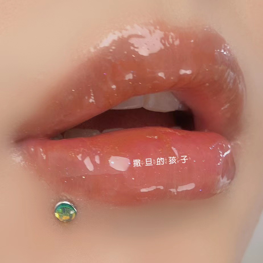16G labret stud size and finish detail