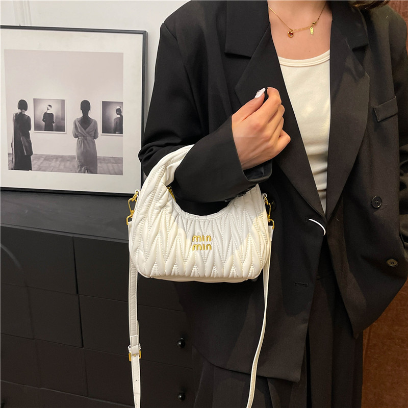女性のためのニッチなプリーツクロスボディバッグ 2025 新しい質感のポータブル三日月バッグハイエンドの多用途ショルダーバッグ女性のための卸売|undefined