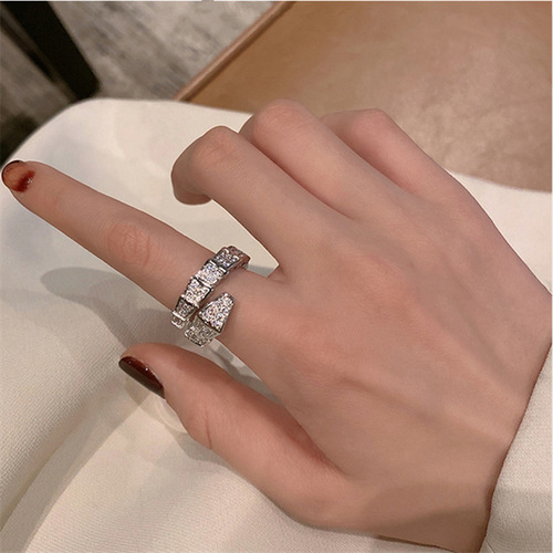 Dainty snake ring with micro-set diamonds, women's trendy and niche design, index finger ring, fashionable and personalized style, Instagram-style pop, open-mouthed ring