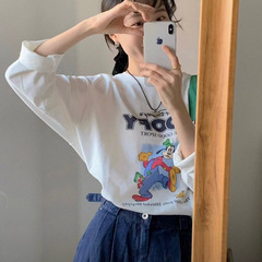 漫画のプリントの白い毛の長袖のtシャツの女性の秋冬の新型の重ね着の中で底のシャツの純綿のゆったりしている上着を着ます。