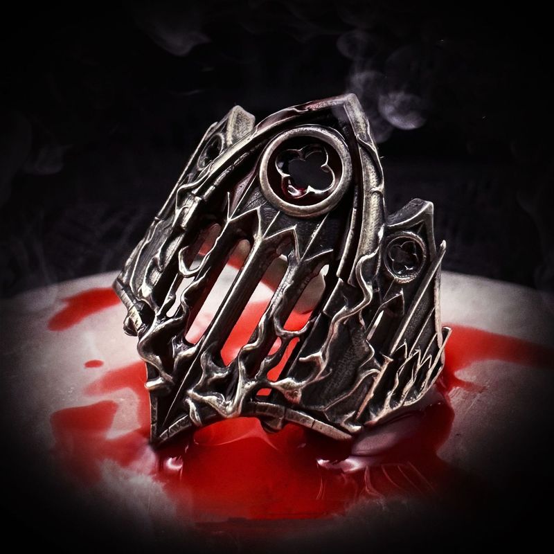 Yishang オリジナルデザインタイシルバーレトロファイアキャッチャーゴシックレリーフ花窓ダークリングトレンディなメンズオープンリング|undefined