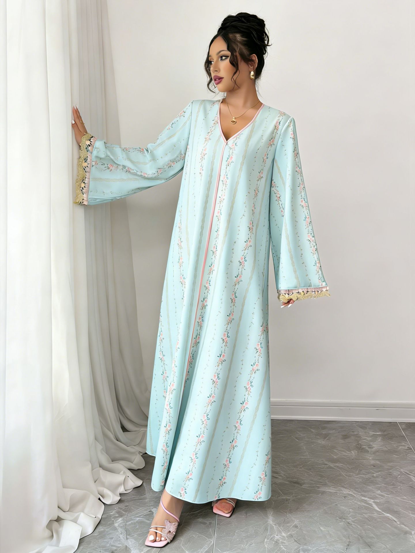Elegant muslimsk klänning med v-ringning och spetsbroderi_voghion.com