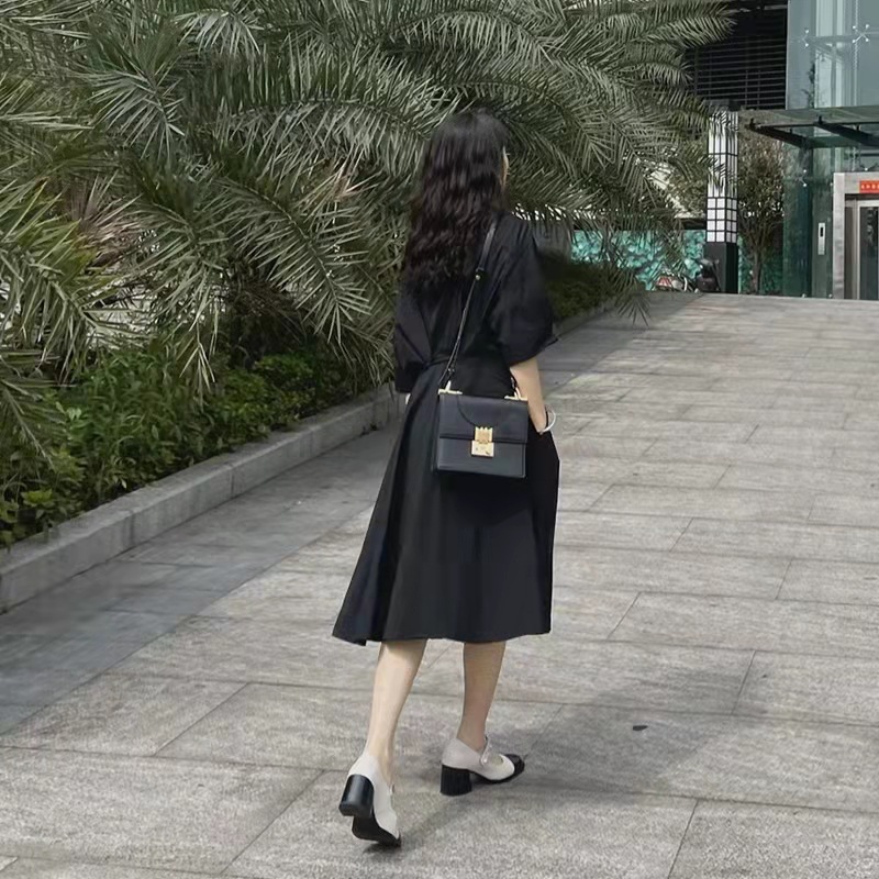 French Hepburn-Style Waist-Cinching Slimming Black Dress with a Stylish Collar, Slimming Skirt, Hong Kong-Style Retro Simple Long Dress with a Modern Touch