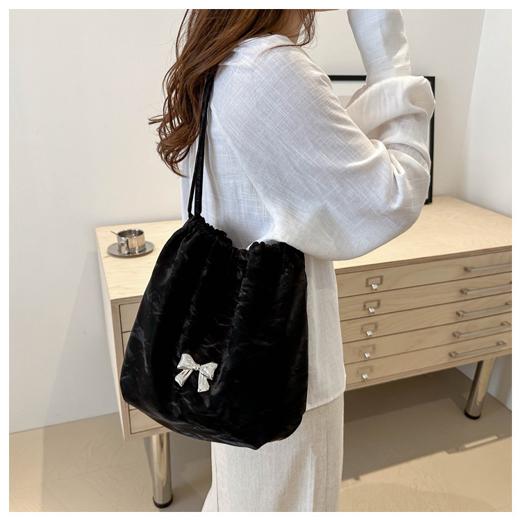 Large-capacity, elegant commuter tote bag, bow single-shoulder bag, distinctive pleated crossbody bag, 2024 new style bag trend undefined