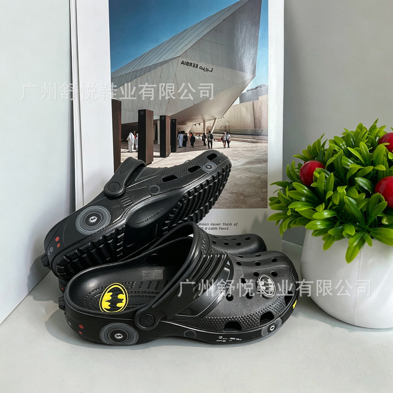 Batman Winged Clogs for Couples, Non-Slip Beach Shoes for Men and Women, Outdoor Slippers, Comfortable Casual Sandals Batman Winged Clogs for Couples, Non-Slip Beach Shoes for Men and Women, Outdoor Slippers, Comfortable Casual Sandals