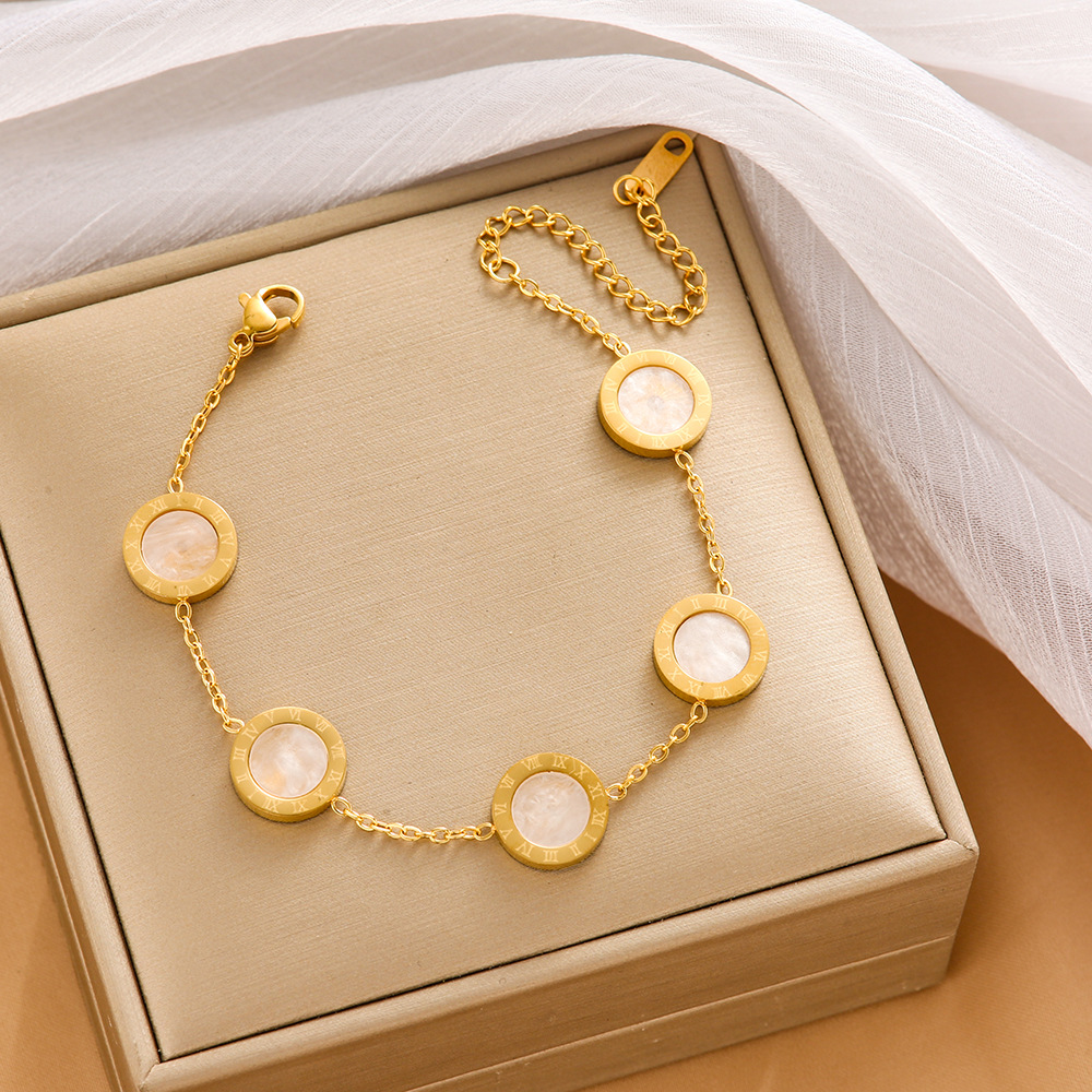 Pulsera de trébol de acero titanium vendedora caliente transfronteriza europea y americana con incrustaciones de concha pulsera colgante pulsera de diseño avanzado sin desvanecimiento al por mayor