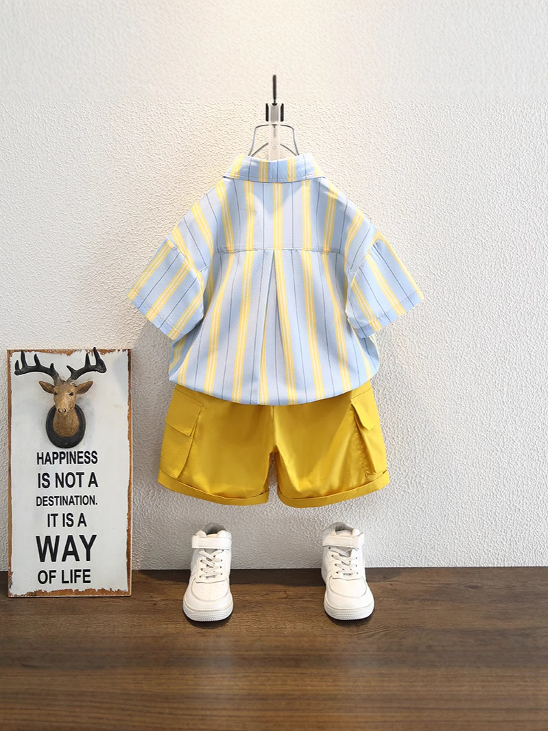 7829 traje de manga corta para niños 2024 verano nuevo estilo estilo occidental camisa a rayas para bebés traje de dos piezas de verano para niños