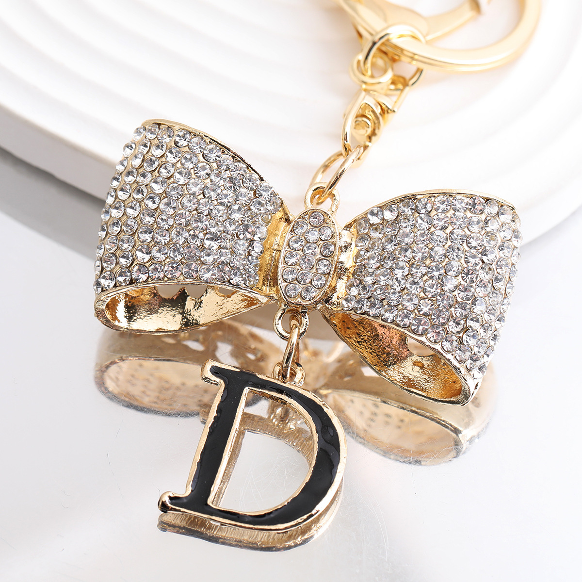 Lyxig vintage d-bokstav nyckelring med diamantrosett_voghion.com